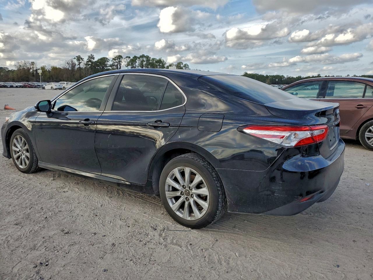 2018 TOYOTA CAMRY L photo 2