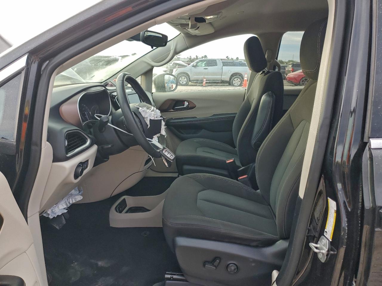 2023 CHRYSLER VOYAGER LX photo 7