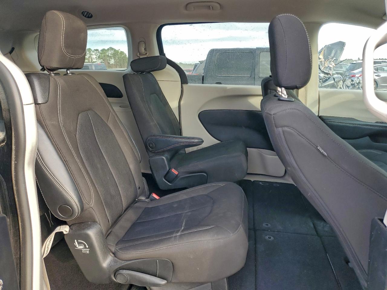 2023 CHRYSLER VOYAGER LX photo 11