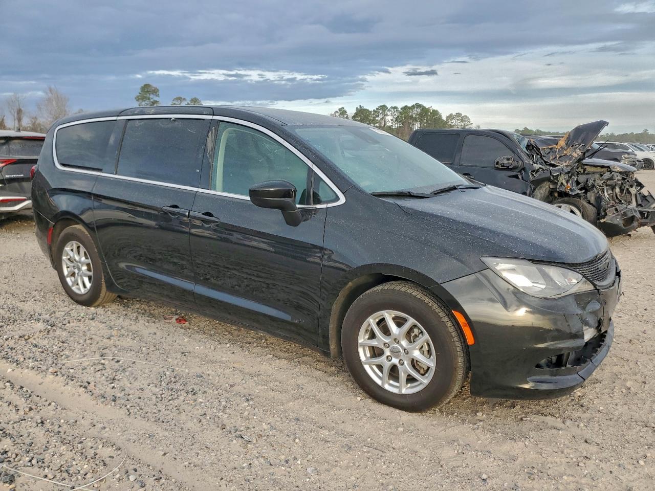 2023 CHRYSLER VOYAGER LX photo 4