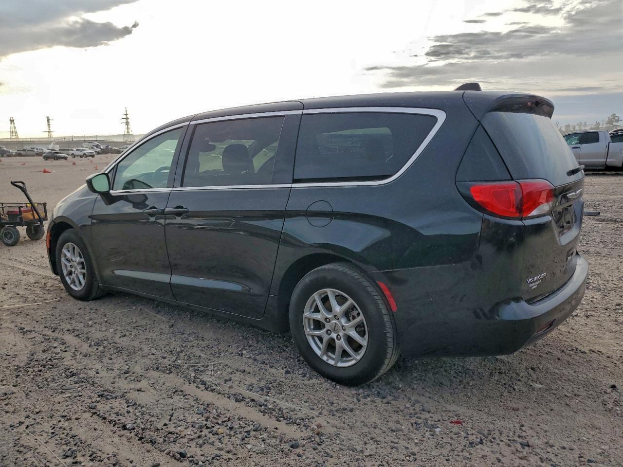 2023 CHRYSLER VOYAGER LX photo 2