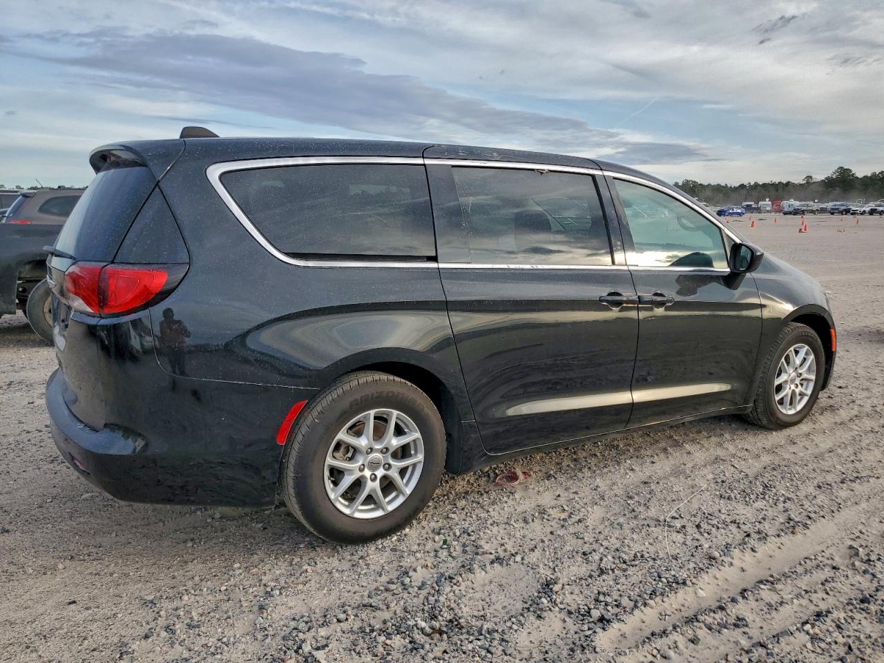 2023 CHRYSLER VOYAGER LX photo 3