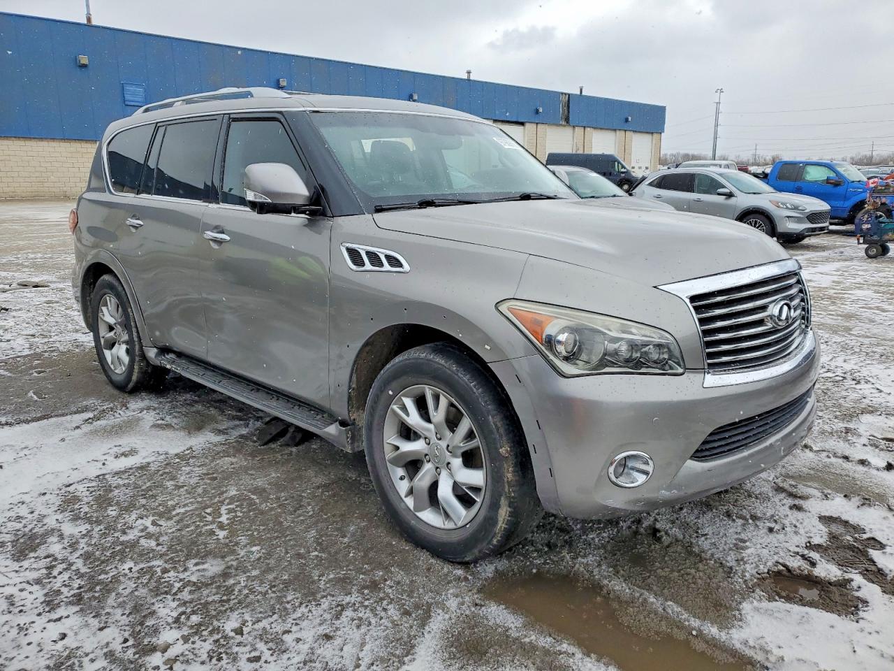 2012 INFINITI QX56 photo 4