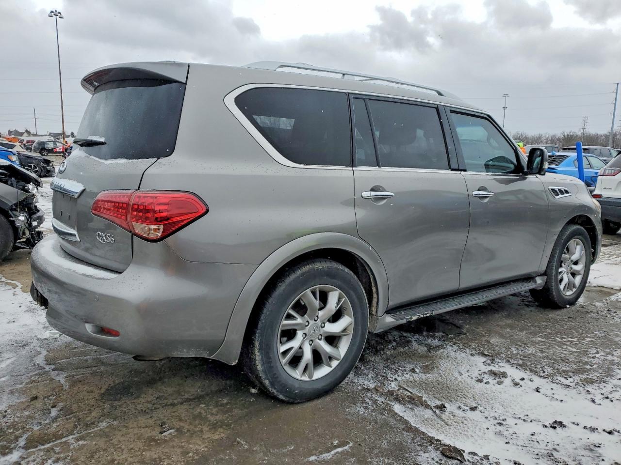 2012 INFINITI QX56 photo 3