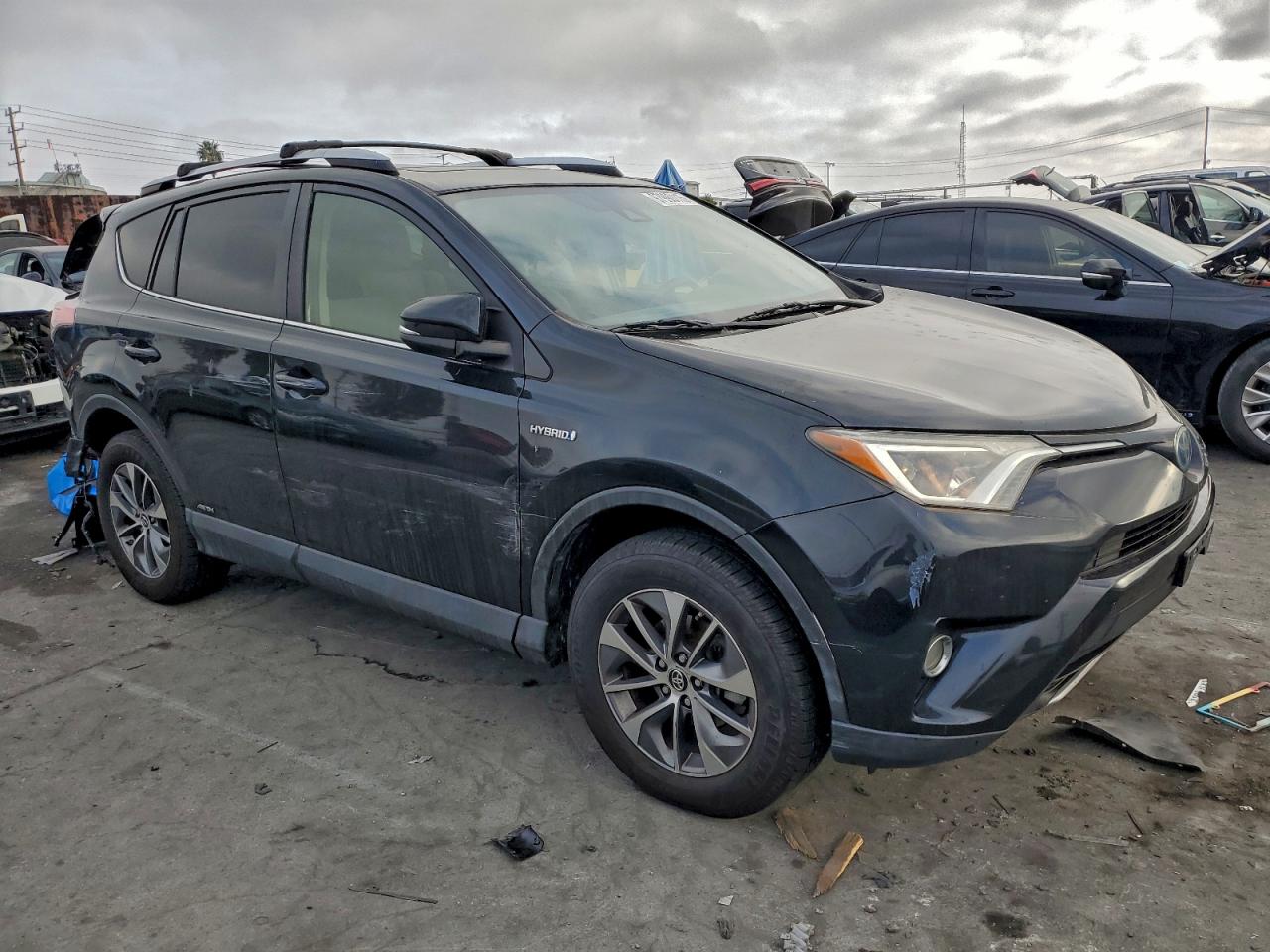 2017 TOYOTA RAV4 HV LE photo 4