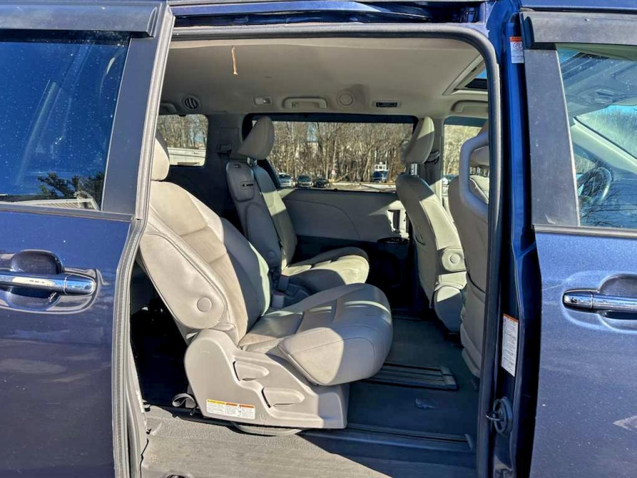 2020 TOYOTA SIENNA XLE photo 6
