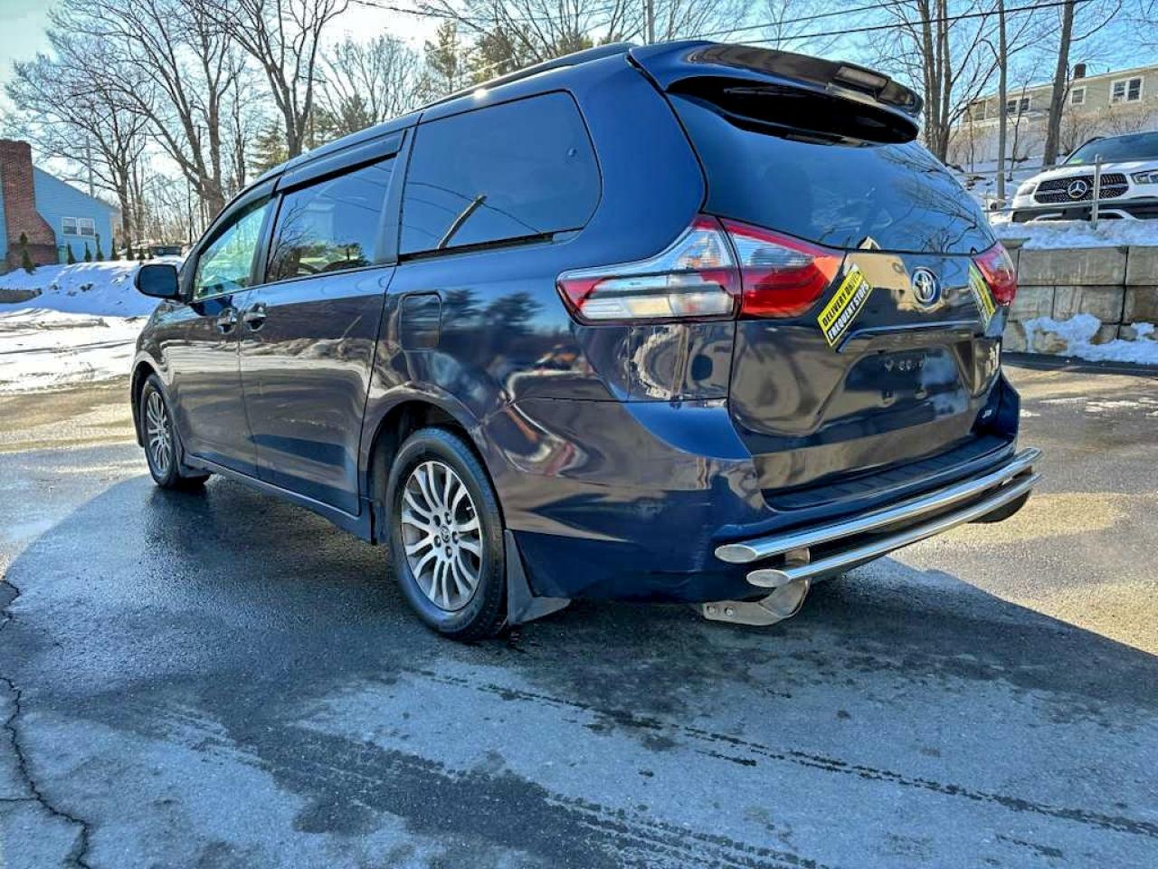 2020 TOYOTA SIENNA XLE photo 2