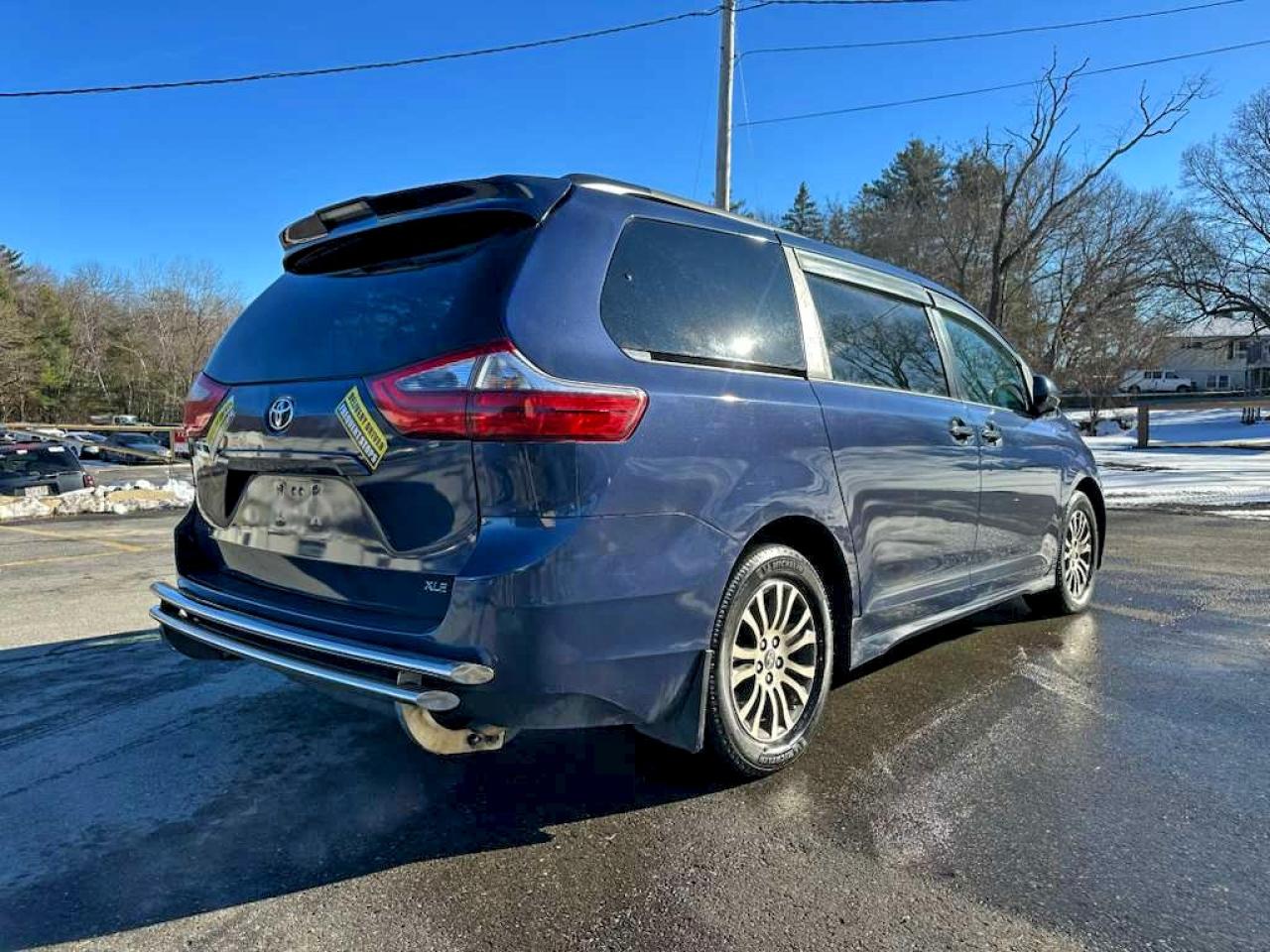 2020 TOYOTA SIENNA XLE photo 3