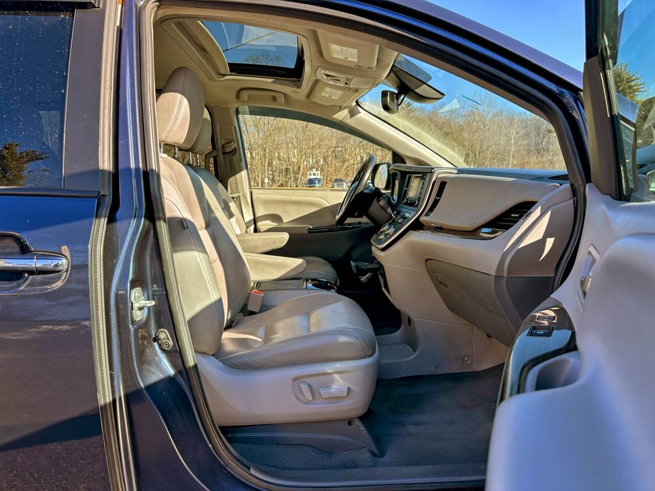 2020 TOYOTA SIENNA XLE photo 9