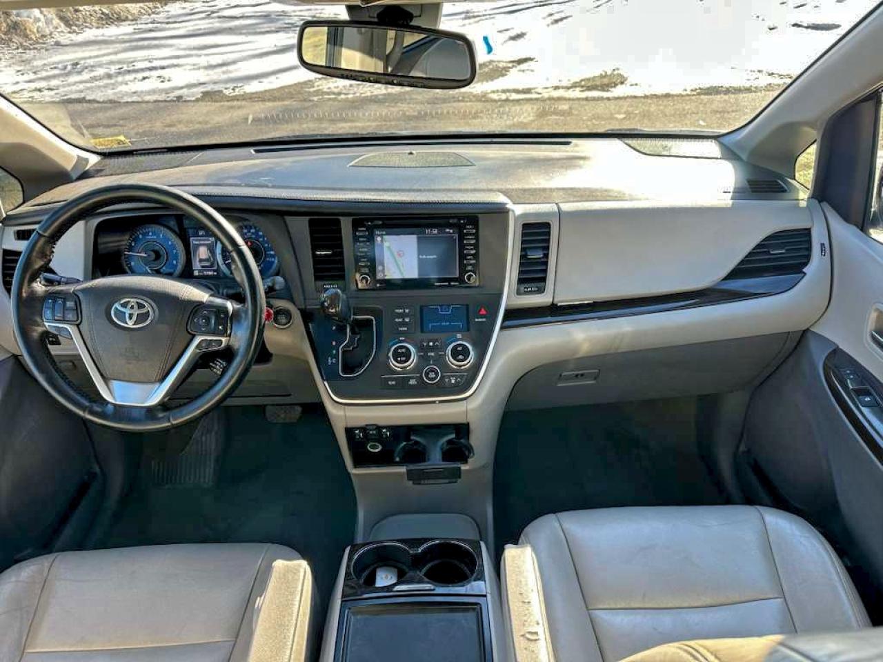 2020 TOYOTA SIENNA XLE photo 5