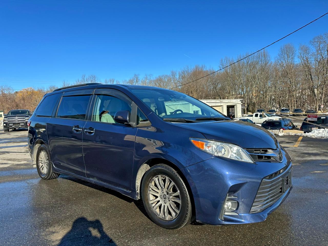 2020 TOYOTA SIENNA XLE photo 4