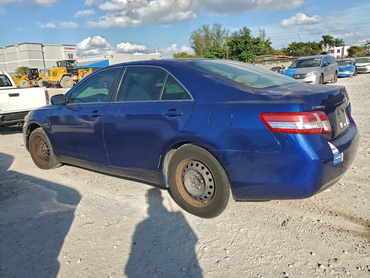 2011 TOYOTA CAMRY BASE photo 2