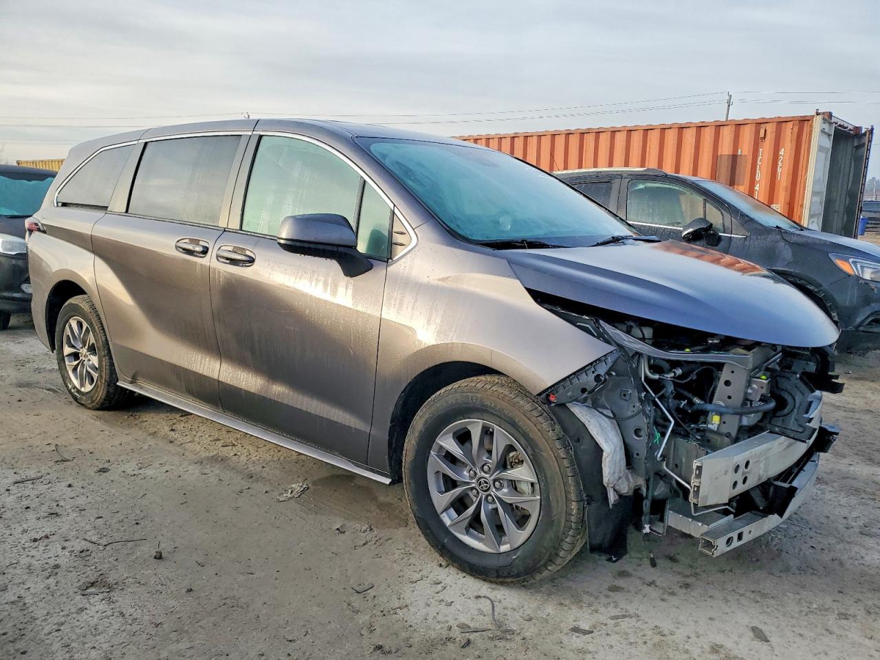 2022 TOYOTA SIENNA LE photo 4