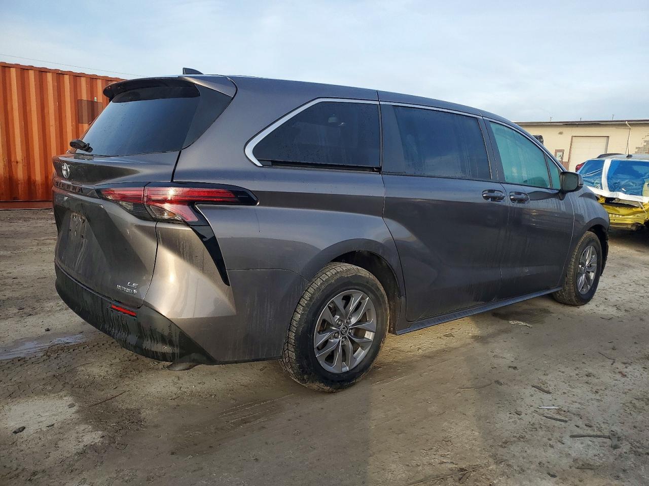2022 TOYOTA SIENNA LE photo 3