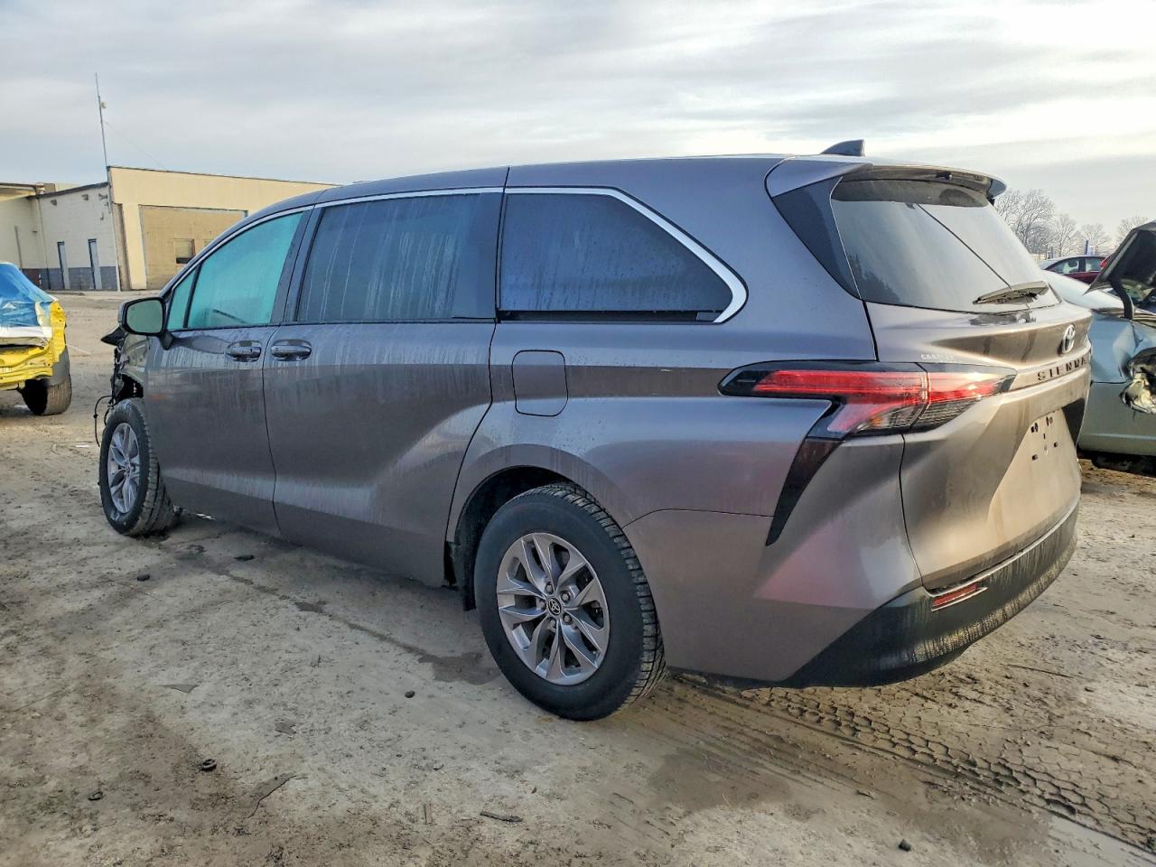 2022 TOYOTA SIENNA LE photo 2