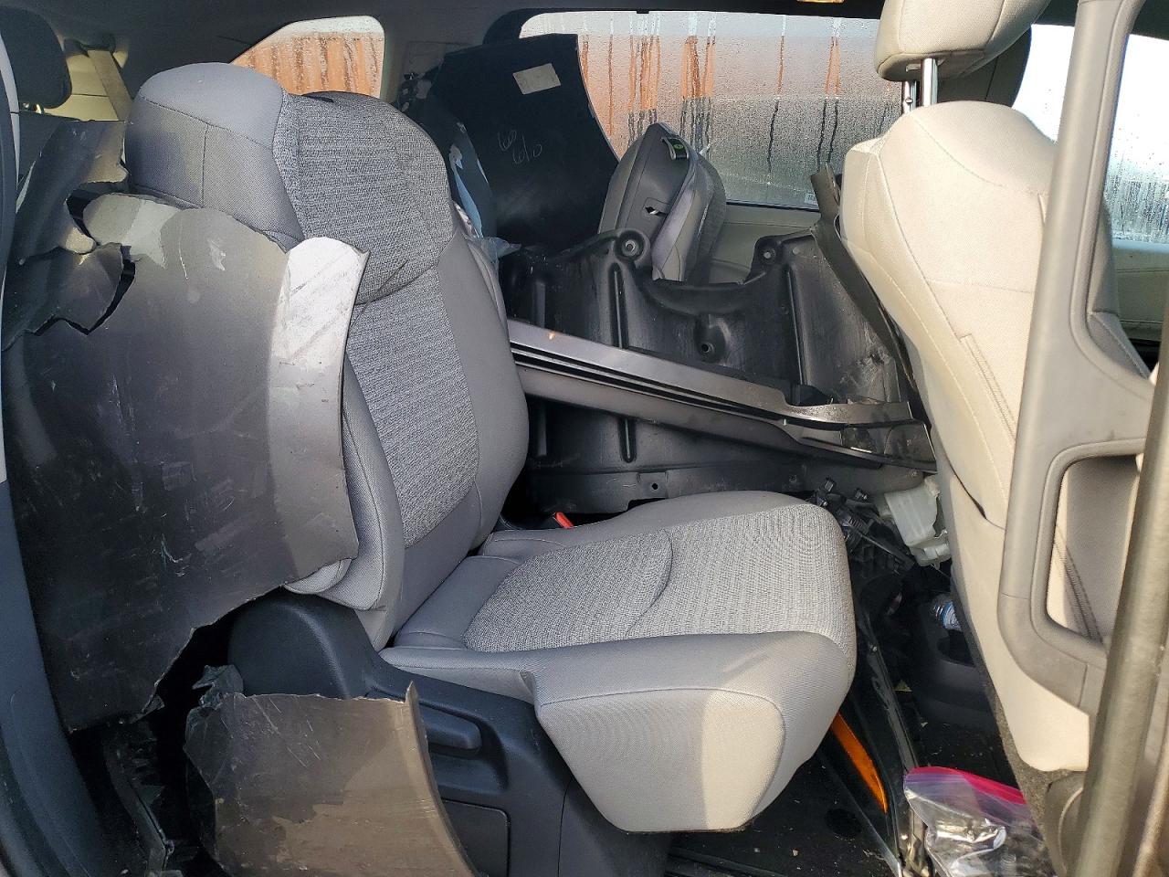 2022 TOYOTA SIENNA LE photo 11