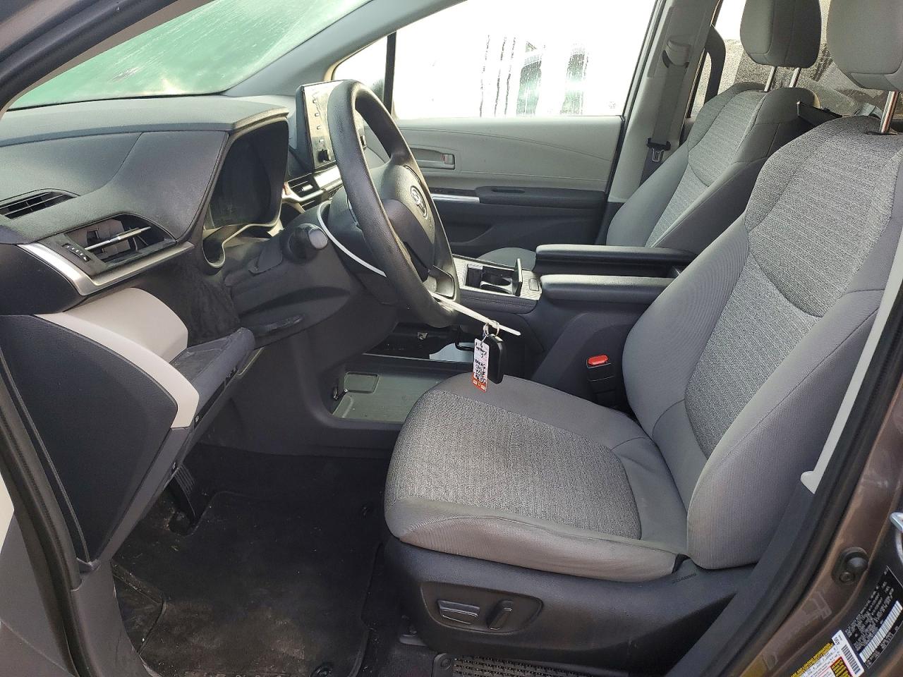 2022 TOYOTA SIENNA LE photo 7