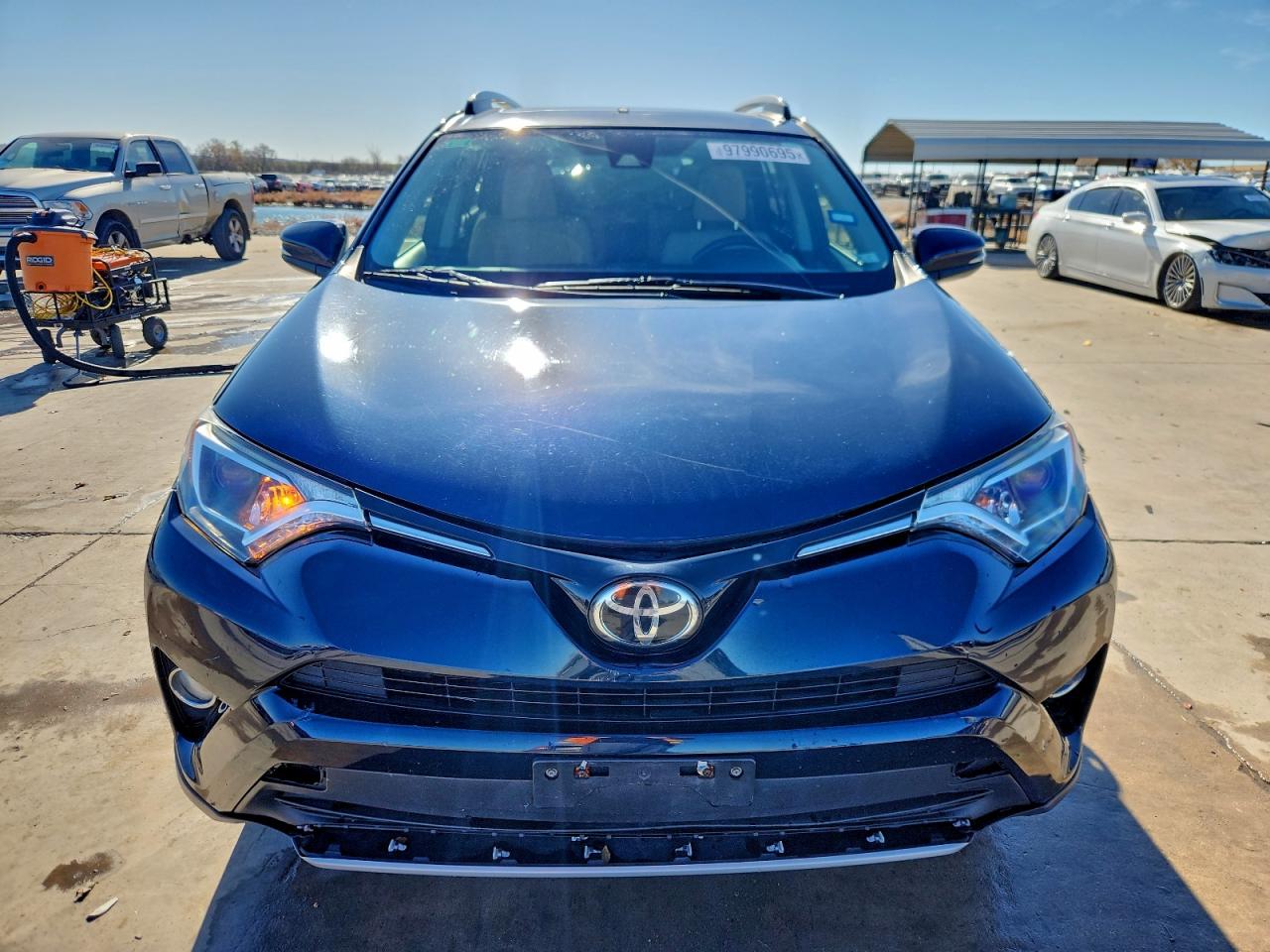 2017 TOYOTA RAV4 XLE photo 5