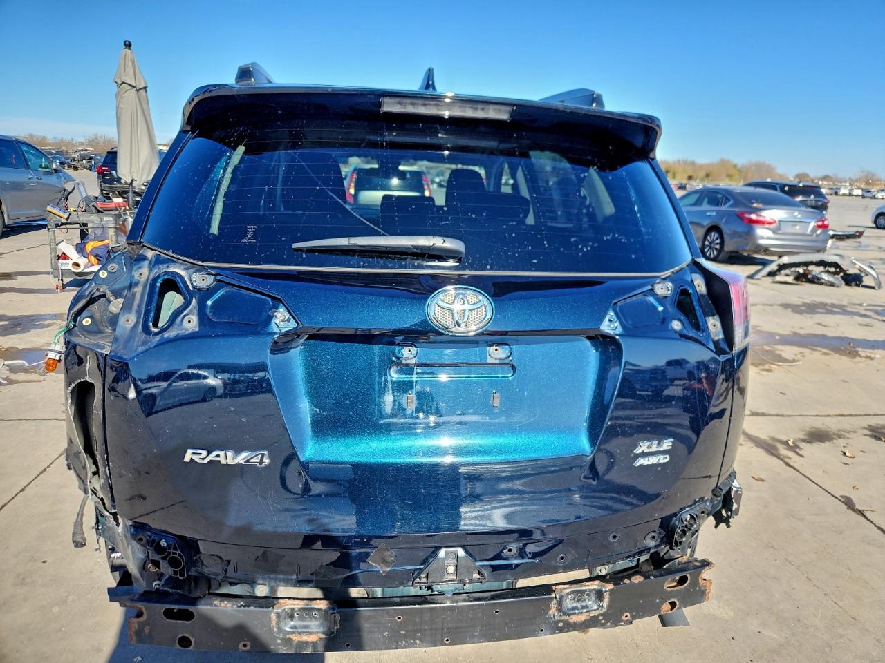 2017 TOYOTA RAV4 XLE photo 6
