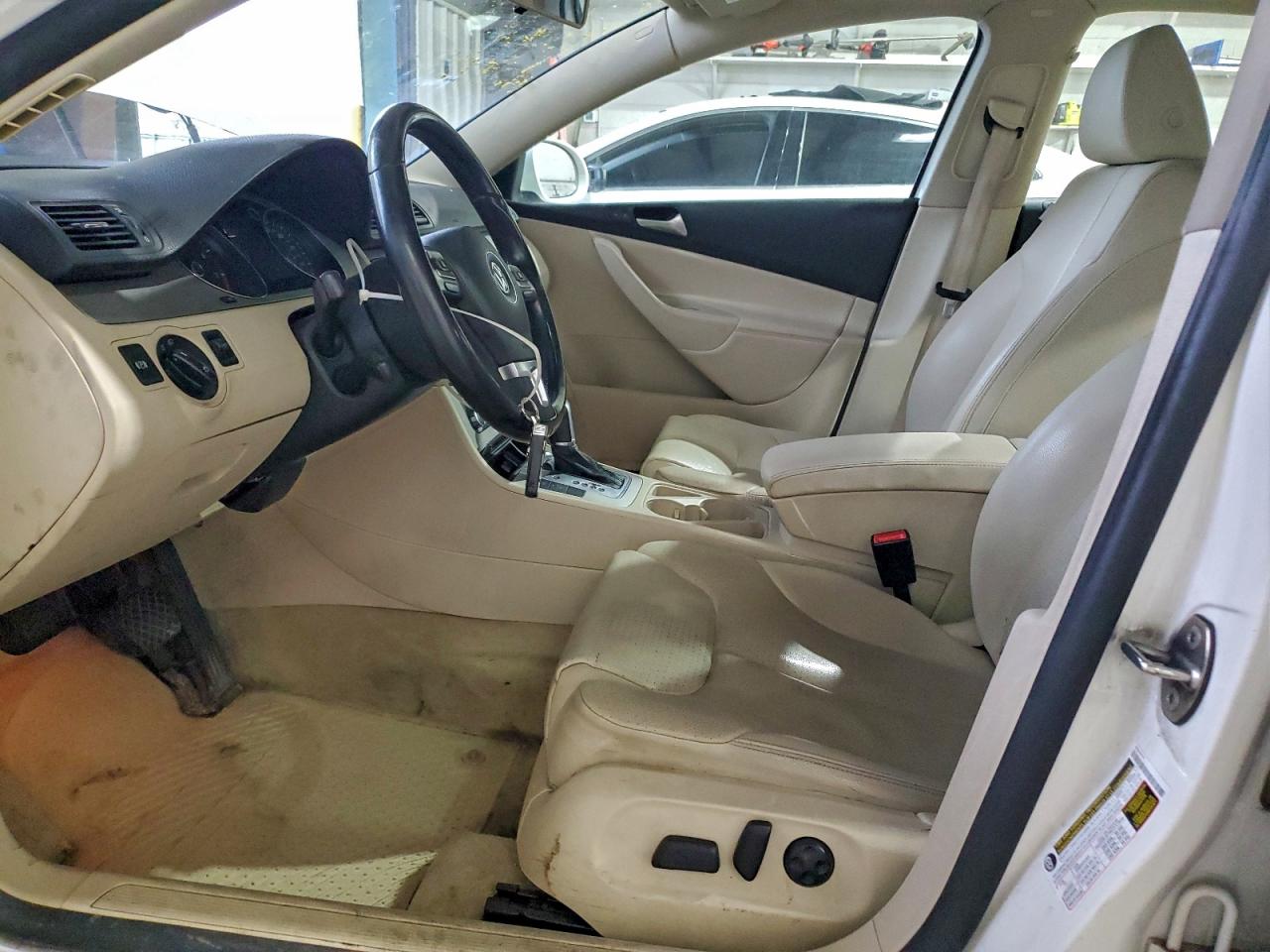 2010 VOLKSWAGEN PASSAT KOMFORT photo 7