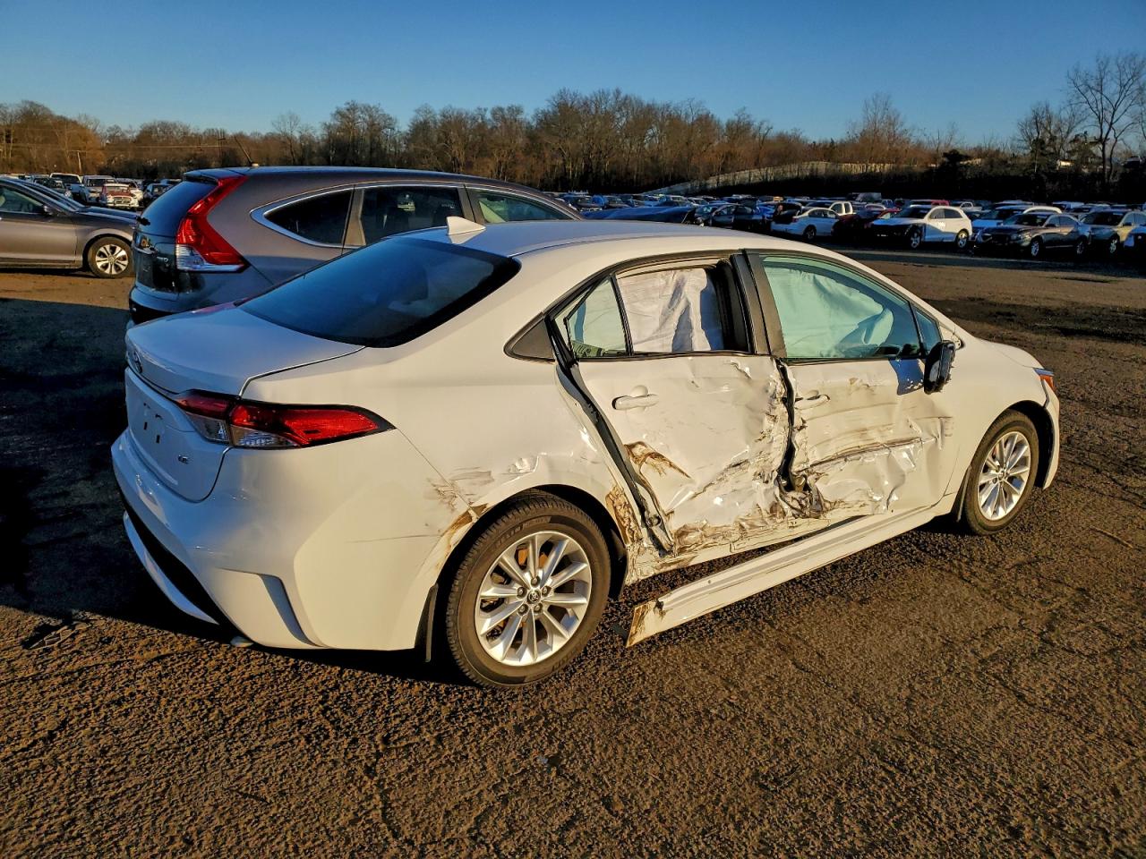 2021 TOYOTA COROLLA LE photo 3