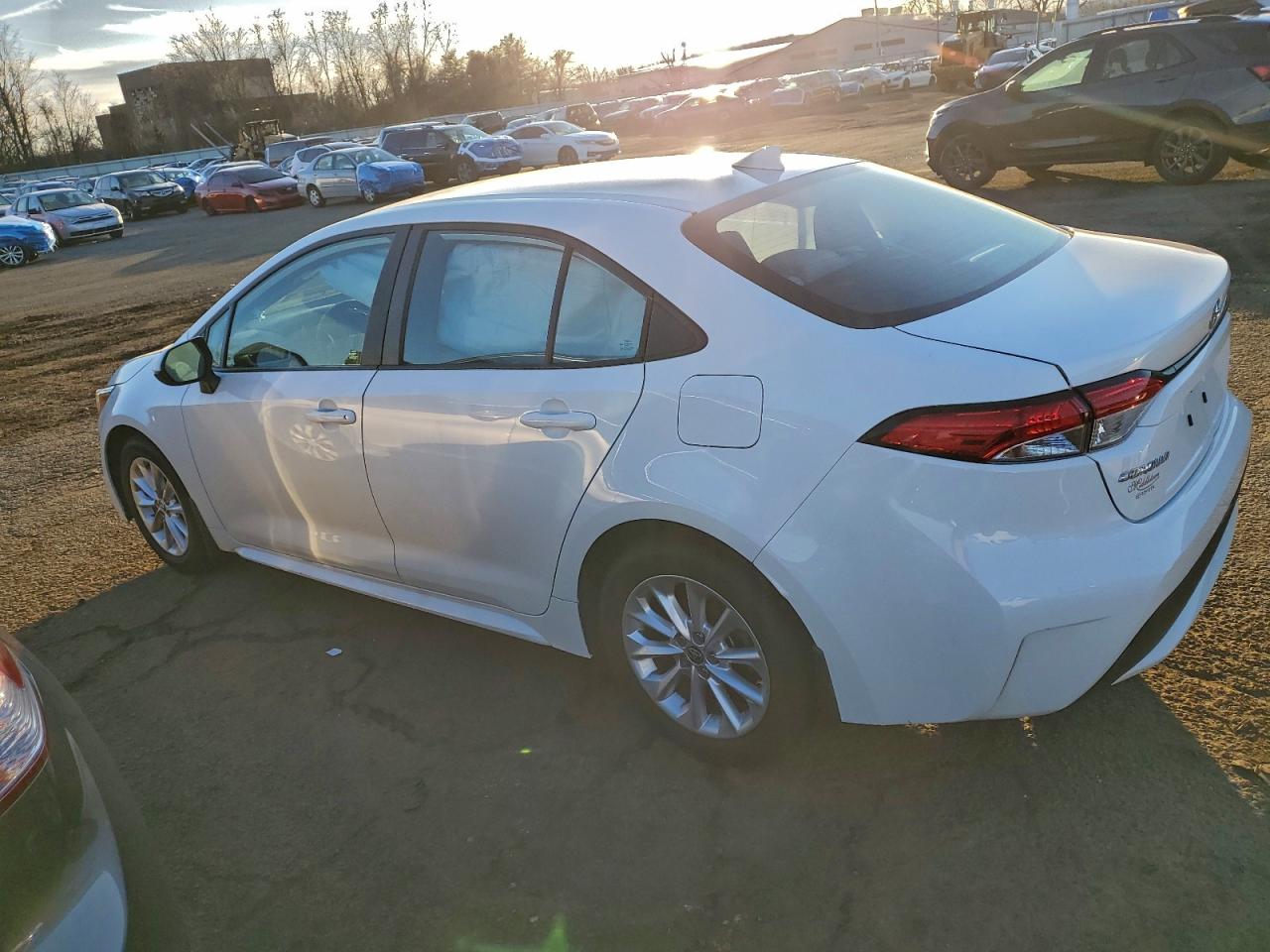 2021 TOYOTA COROLLA LE photo 2