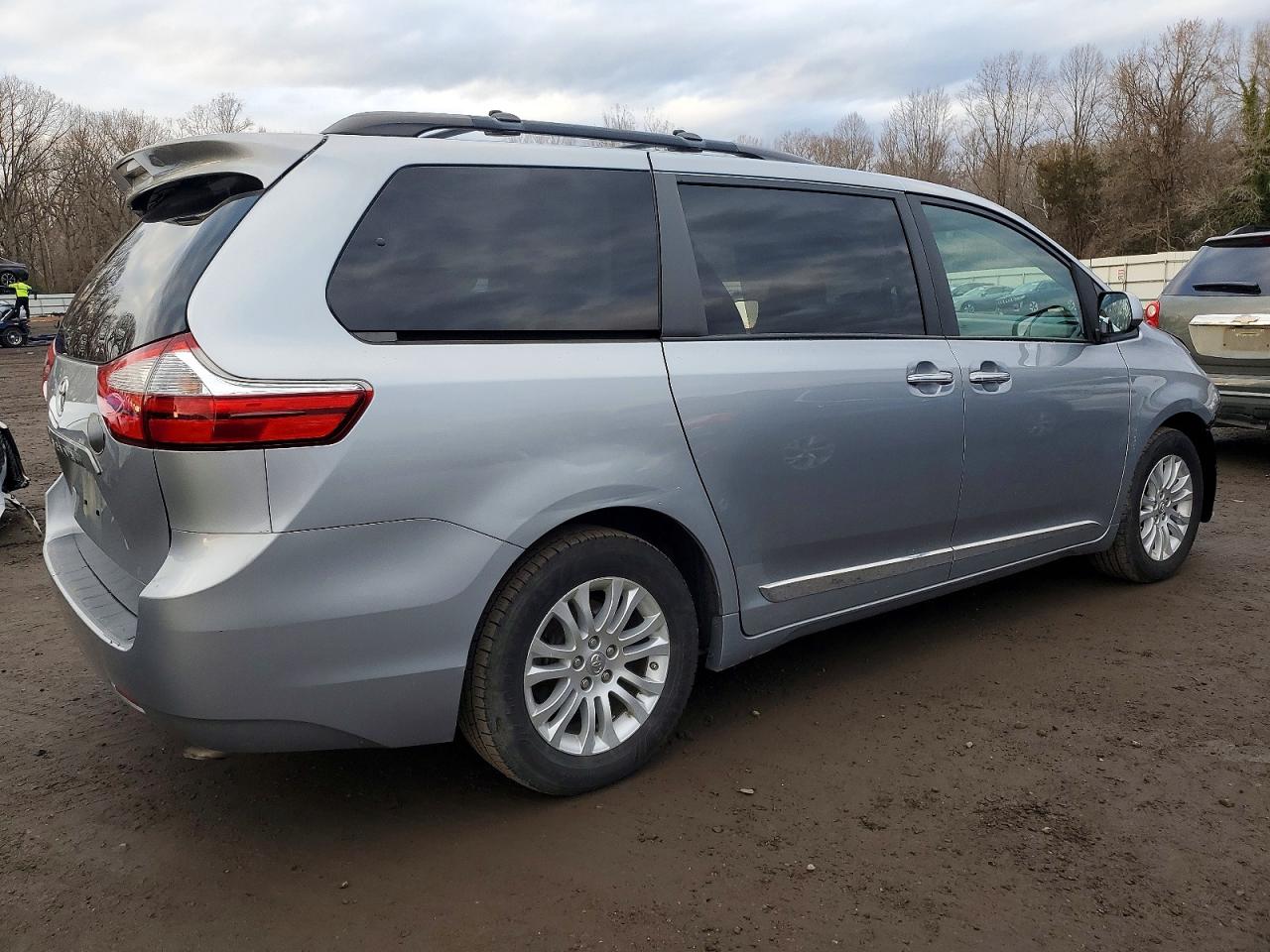 2015 TOYOTA SIENNA XLE photo 3