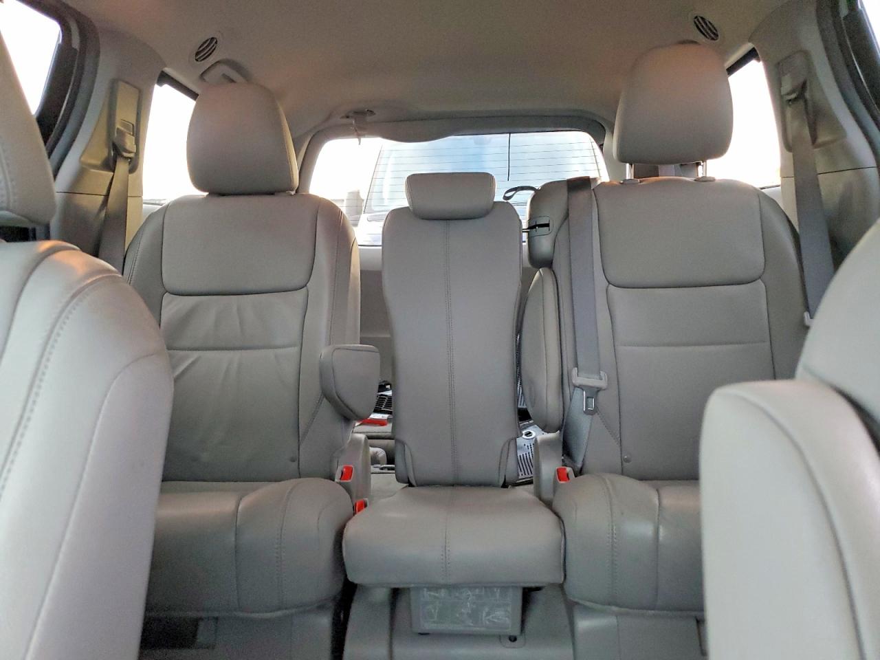 2015 TOYOTA SIENNA XLE photo 10