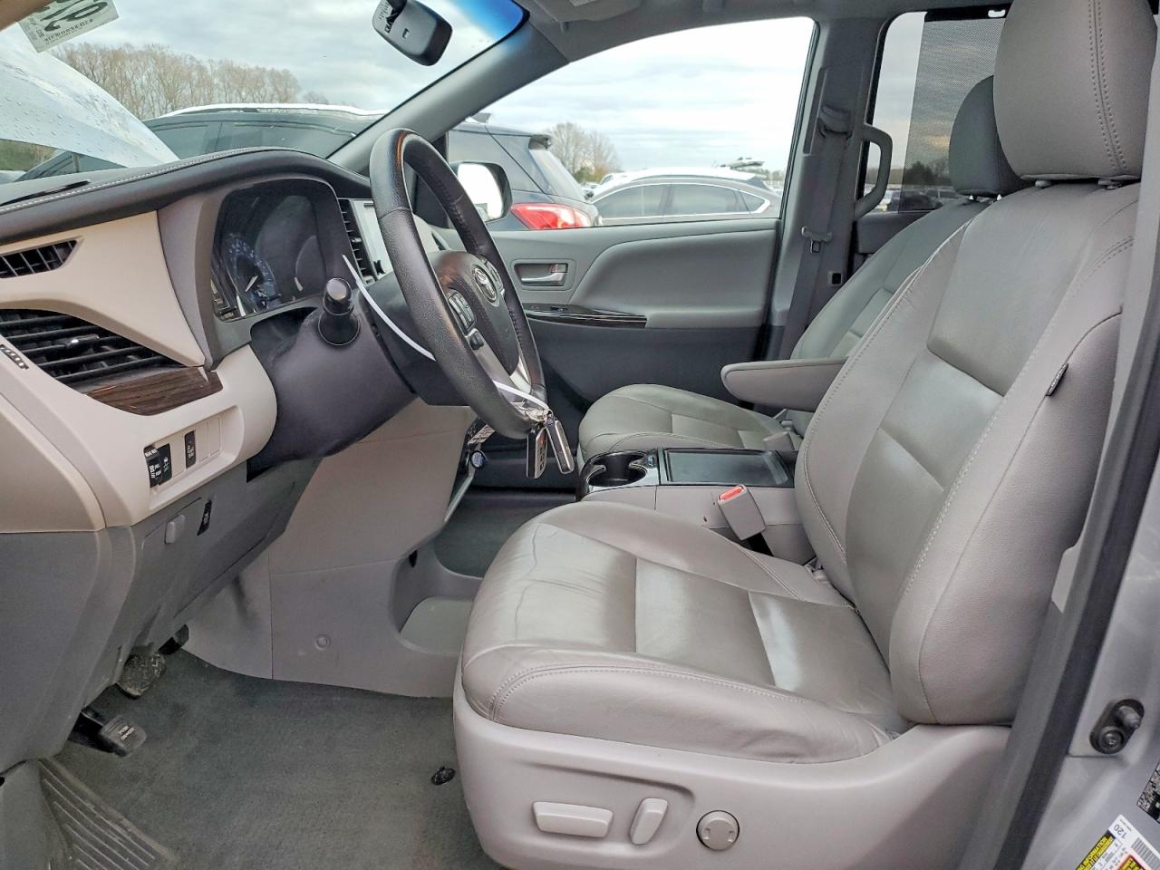 2015 TOYOTA SIENNA XLE photo 7