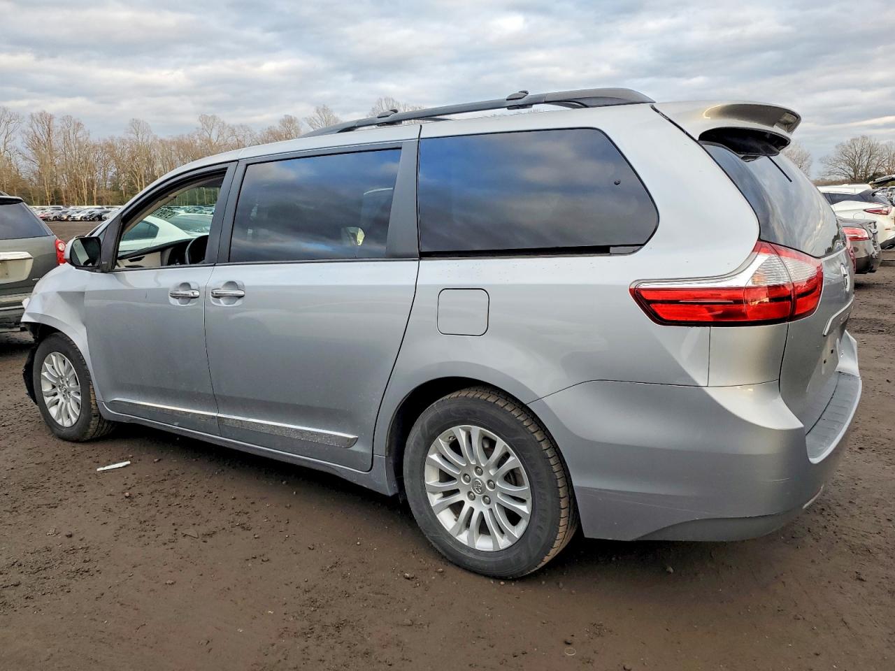 2015 TOYOTA SIENNA XLE photo 2