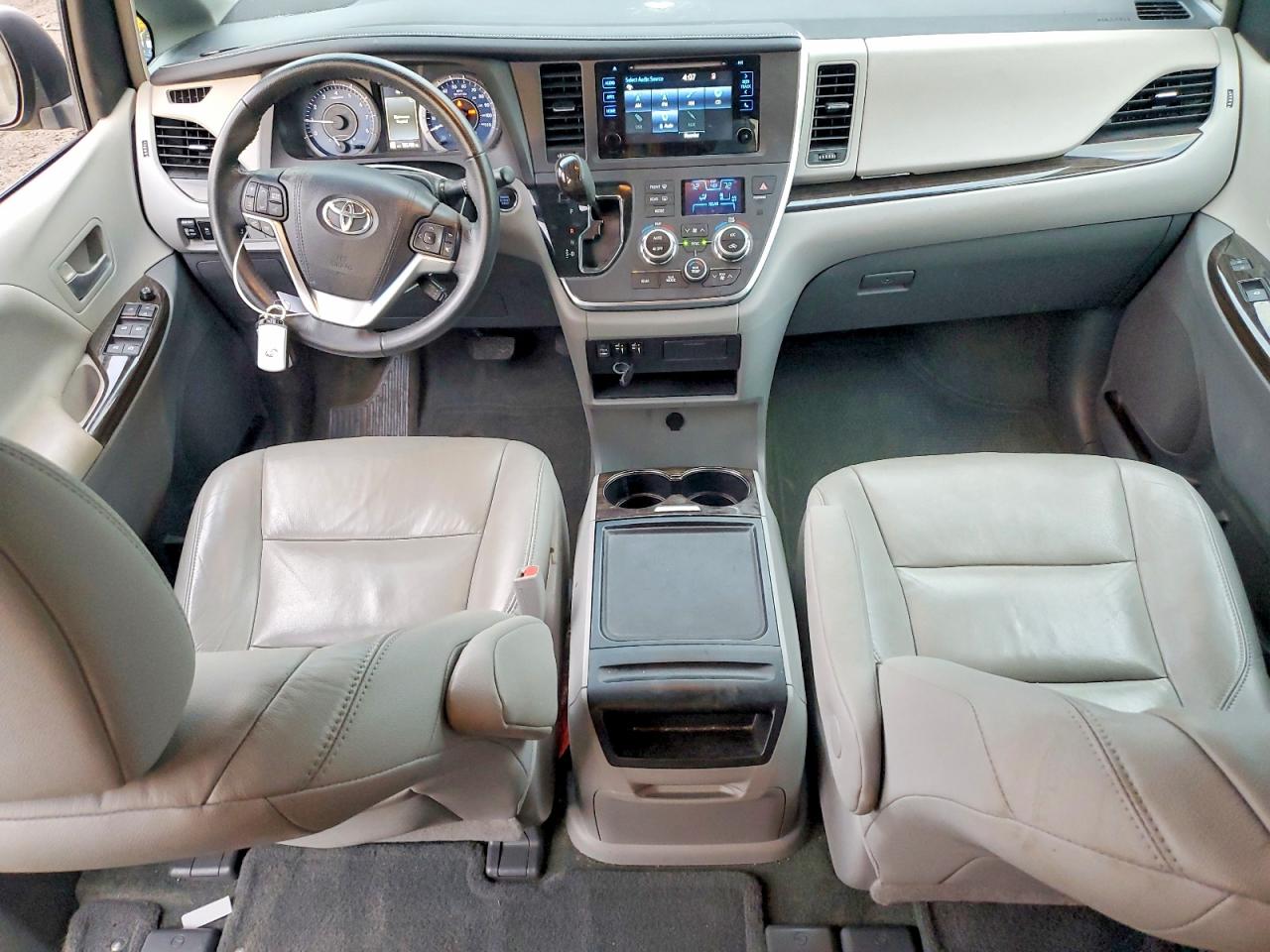 2015 TOYOTA SIENNA XLE photo 8