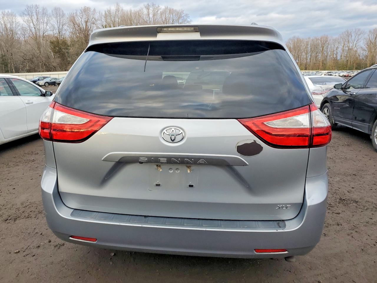 2015 TOYOTA SIENNA XLE photo 6