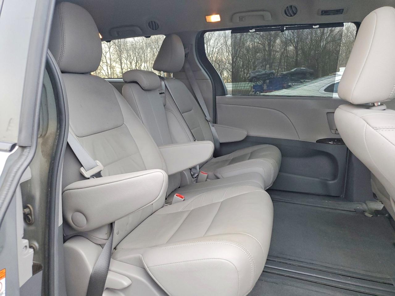 2015 TOYOTA SIENNA XLE photo 11