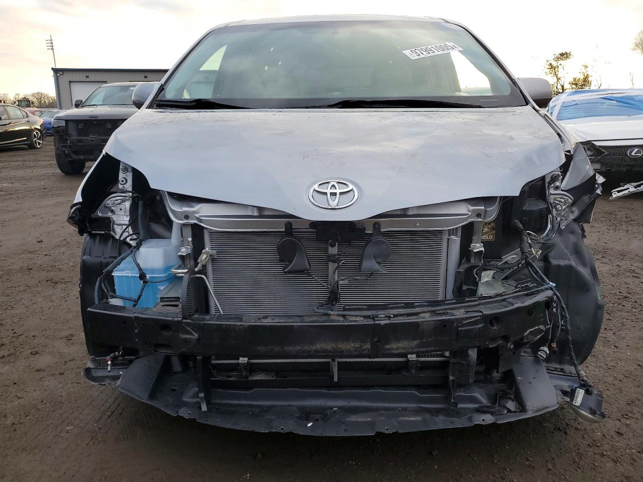 2015 TOYOTA SIENNA XLE photo 5