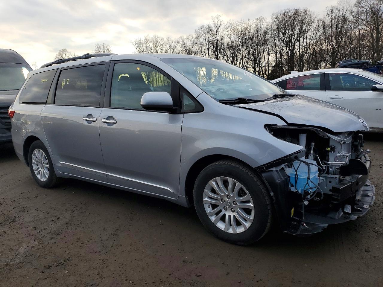 2015 TOYOTA SIENNA XLE photo 4