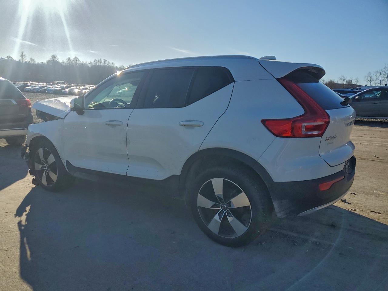 2020 VOLVO XC40 T5 MOMENTUM photo 2