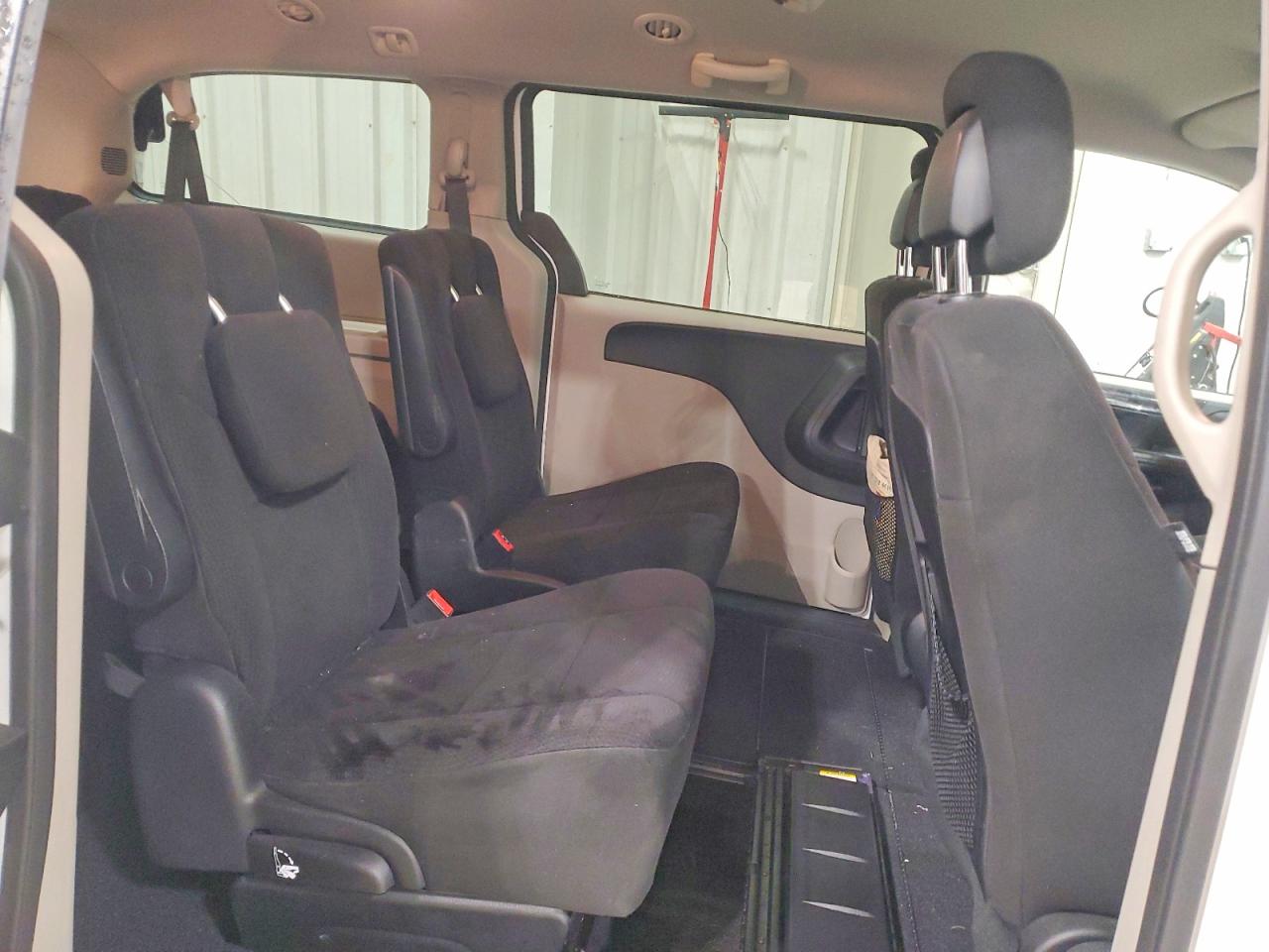 2011 DODGE GRAND CARAVAN EXPRESS photo 11