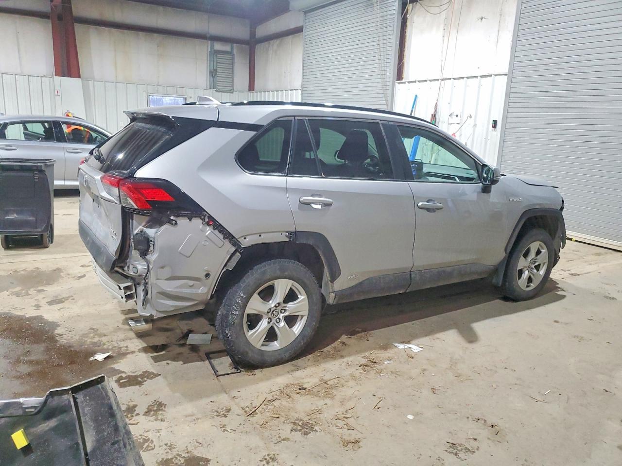 2021 TOYOTA RAV4 XLE photo 3