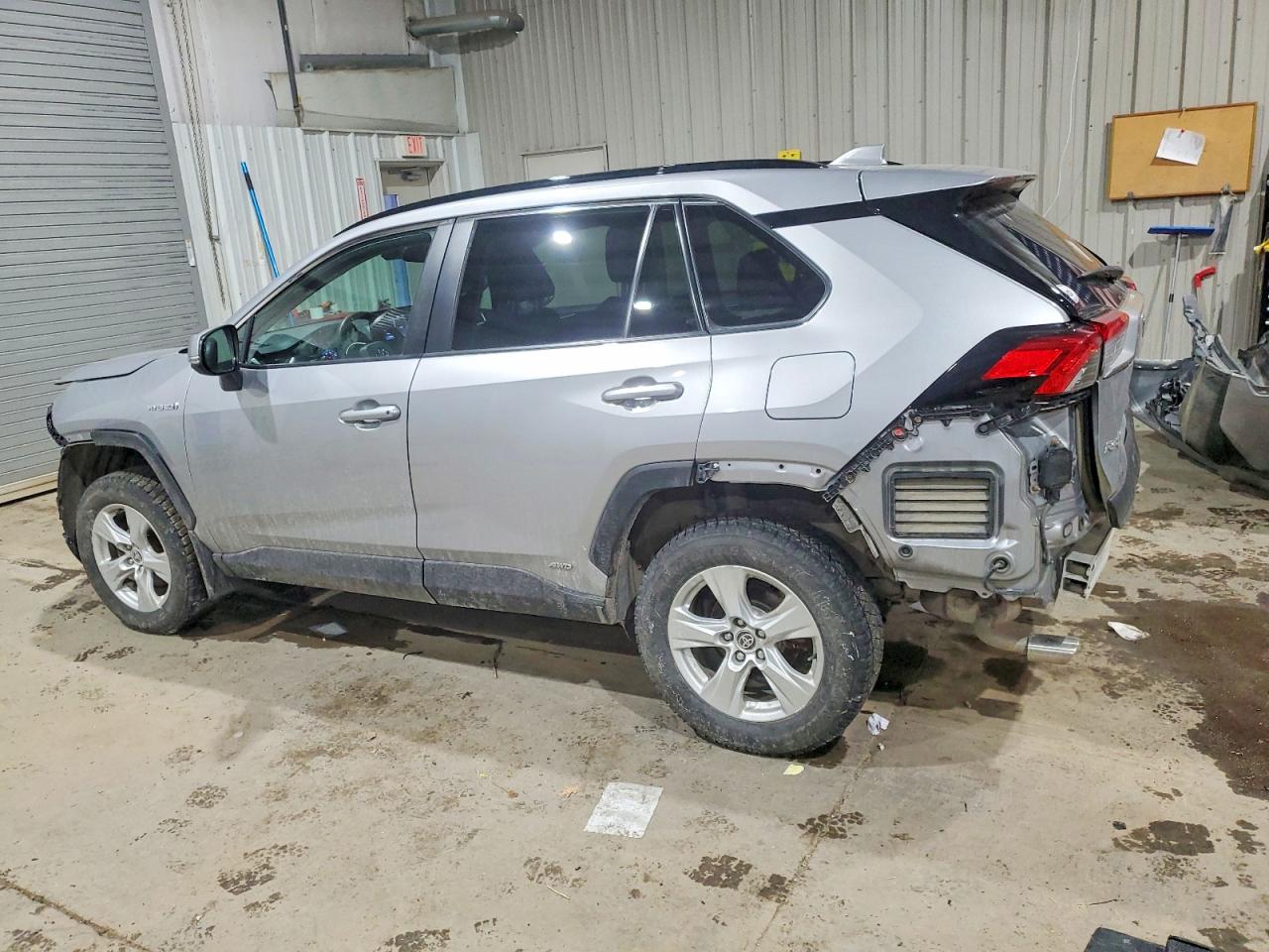 2021 TOYOTA RAV4 XLE photo 2