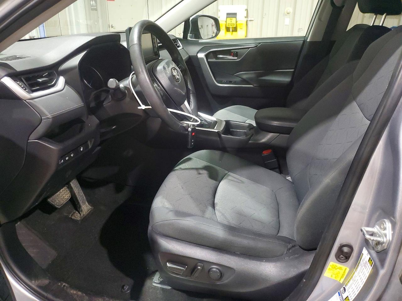 2021 TOYOTA RAV4 XLE photo 7