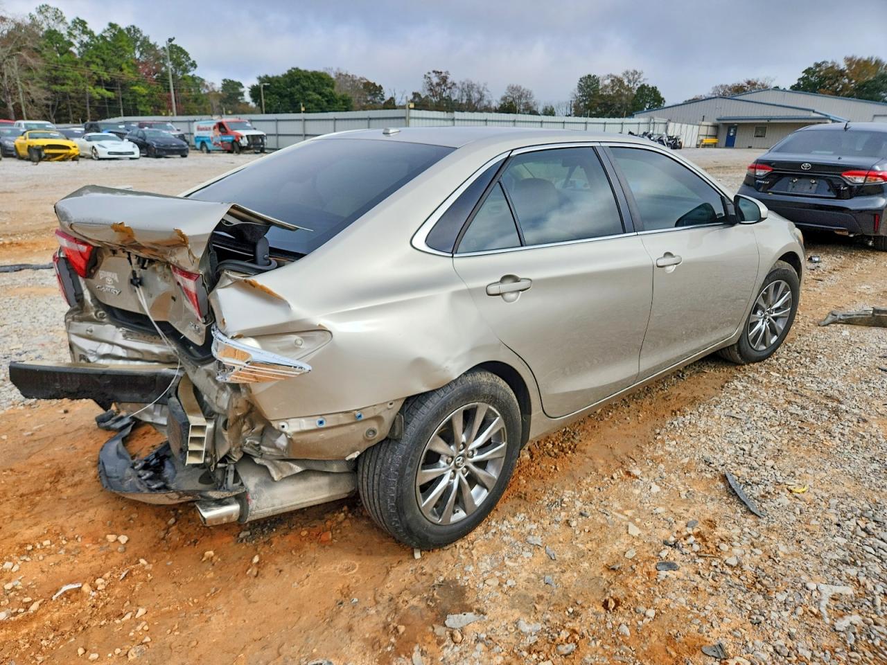 2016 TOYOTA CAMRY LE photo 3