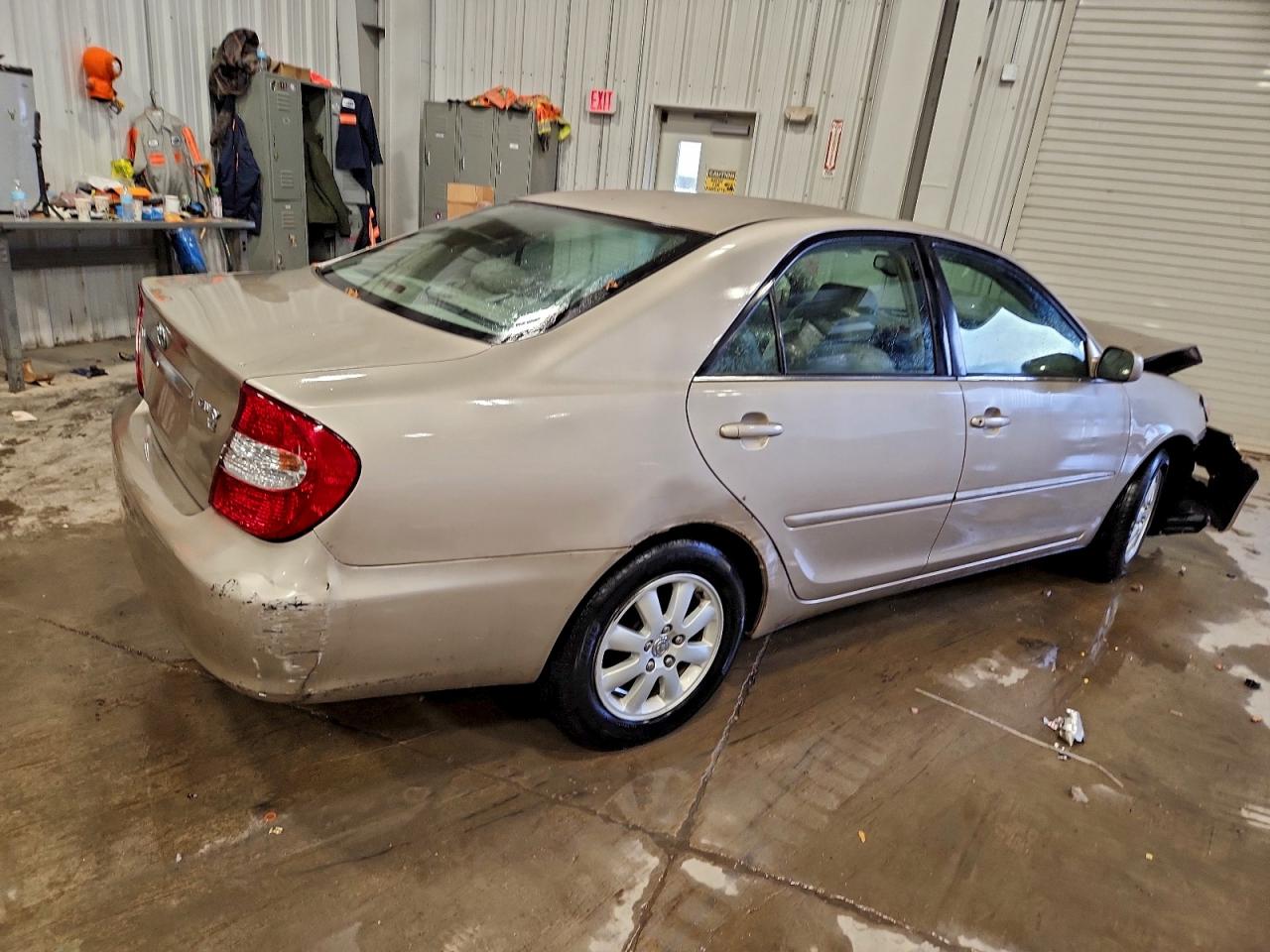 2004 TOYOTA CAMRY XLE photo 3