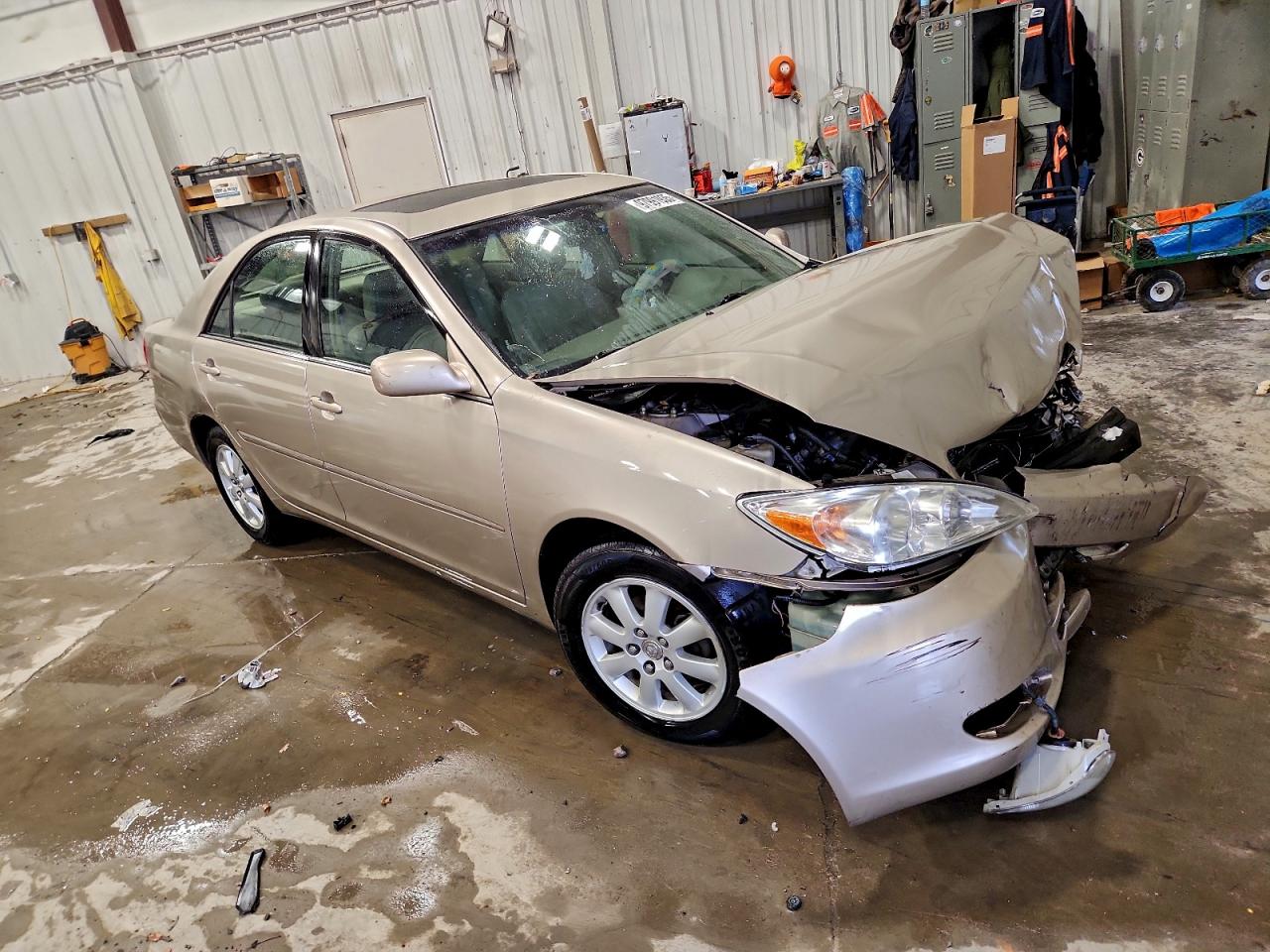 2004 TOYOTA CAMRY XLE photo 4