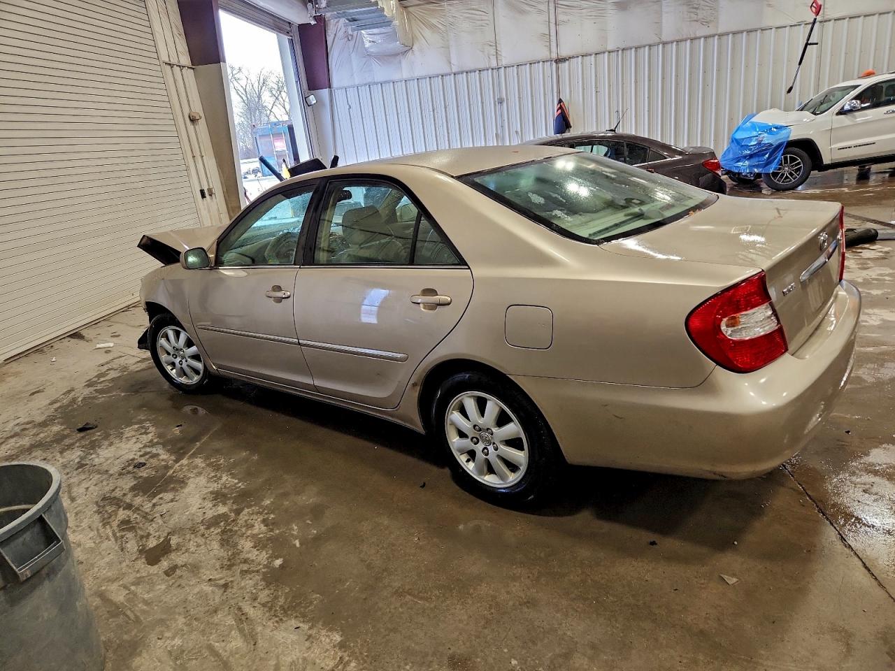 2004 TOYOTA CAMRY XLE photo 2