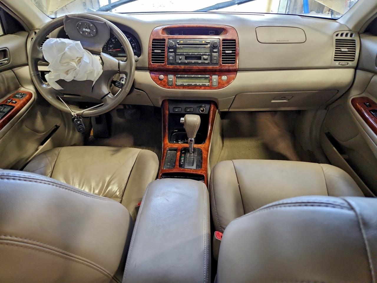 2004 TOYOTA CAMRY XLE photo 8