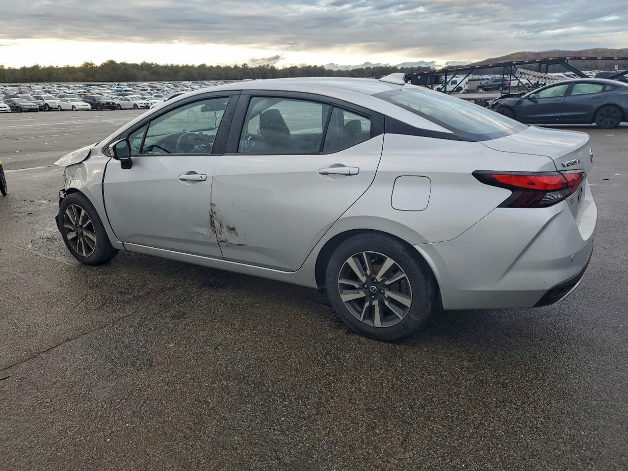 2021 NISSAN VERSA SV photo 2