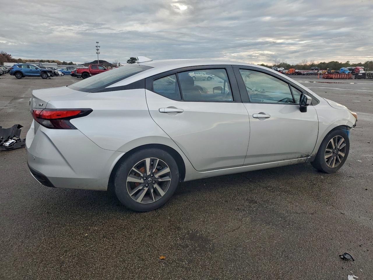 2021 NISSAN VERSA SV photo 3