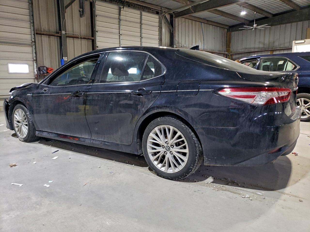 2020 TOYOTA CAMRY XLE photo 2