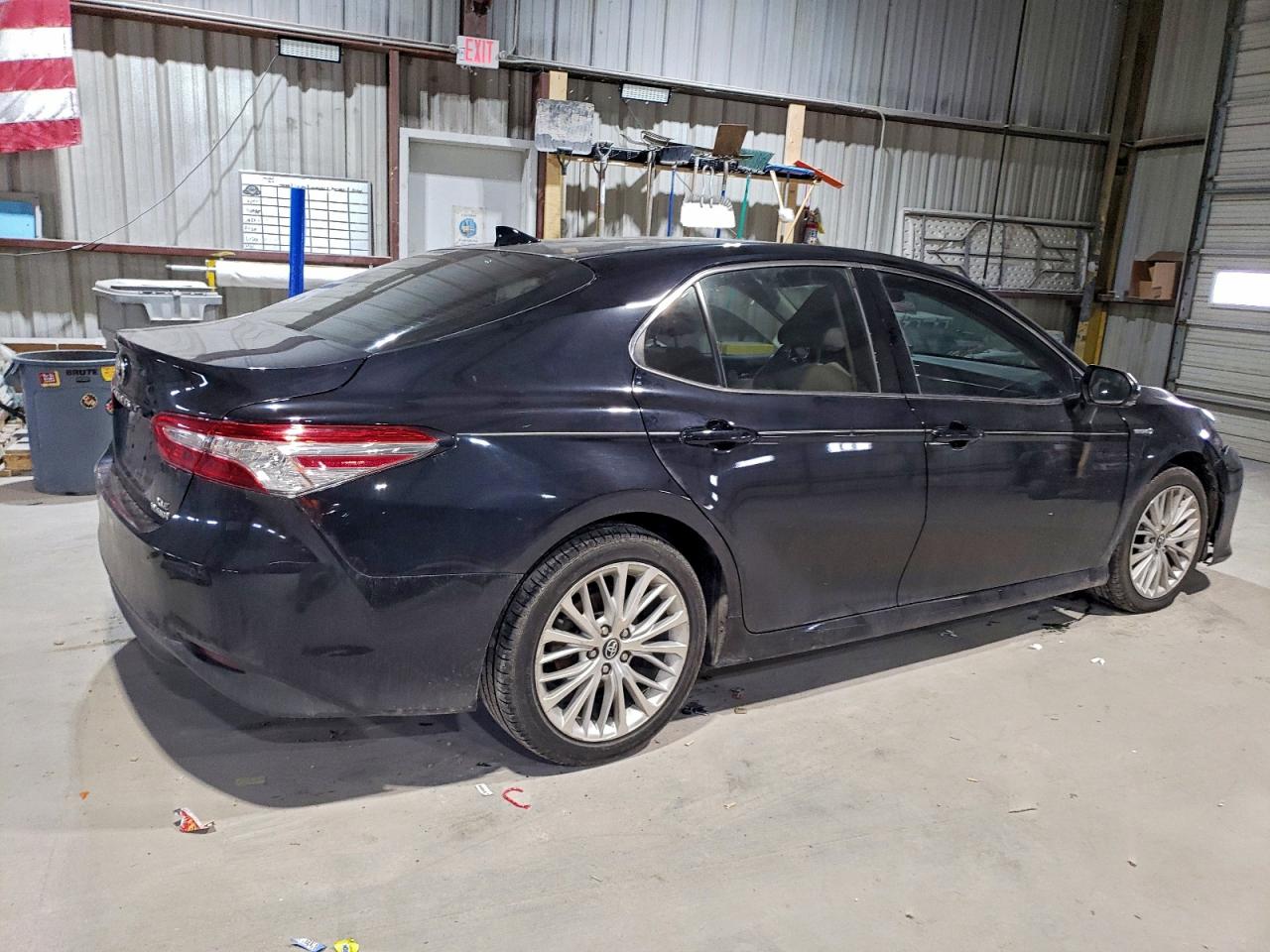 2020 TOYOTA CAMRY XLE photo 3