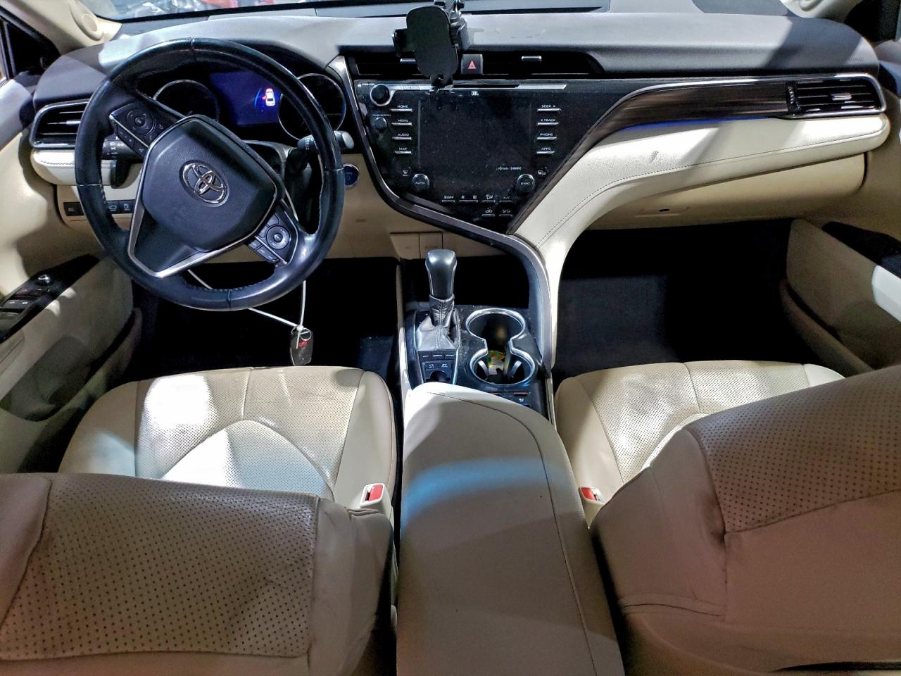 2020 TOYOTA CAMRY XLE photo 8
